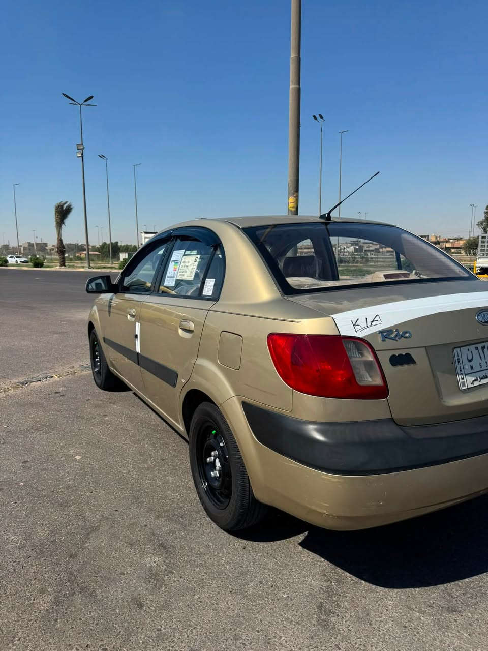 السلام عليكم كيا ريو ٢٠٠٩ خليجي سياره كفاله عامه من الضبغ والحادث بيها بارد فقط على وضع الشركه ماشيه ١٦٠ مكينة كير تبريد تخم تاير حدادية امامي خلفي كله جديد جاهزة مابيها نقص 
السعر ٧٨ وبيها مجال قليل مكاني بغداد 
***********
