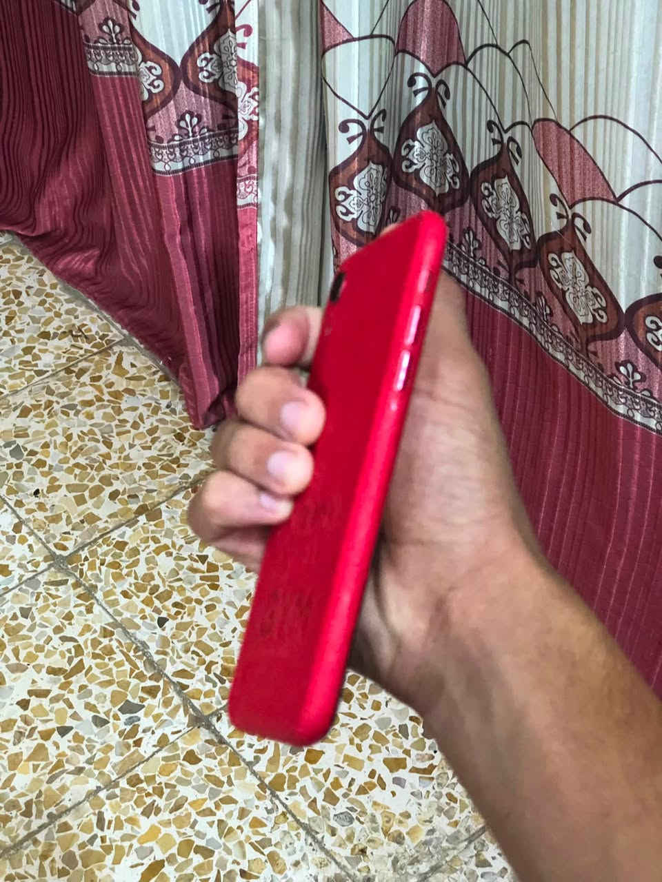 السلام عليكم
للبيع فقط 
ايفون xR اكس ار 
الون احمر 
 ذاكره 64 
بطاريه 72 بلاديه 
الجهاز كلشي مامبدل بي 
بس الضهر بي كسر ومغلف 
نضافه الجهاز 100/100
شاصيه شخط مابي ✅
 فيس ايدي ✅
كامرات ✅
سماعات ✅
هزاز✅
كلشي شغال بلجهاز✅
السعر. 🔥ب150 بي مجال 
المكان صلاح الدين تكريت 
الاتصال ***********
