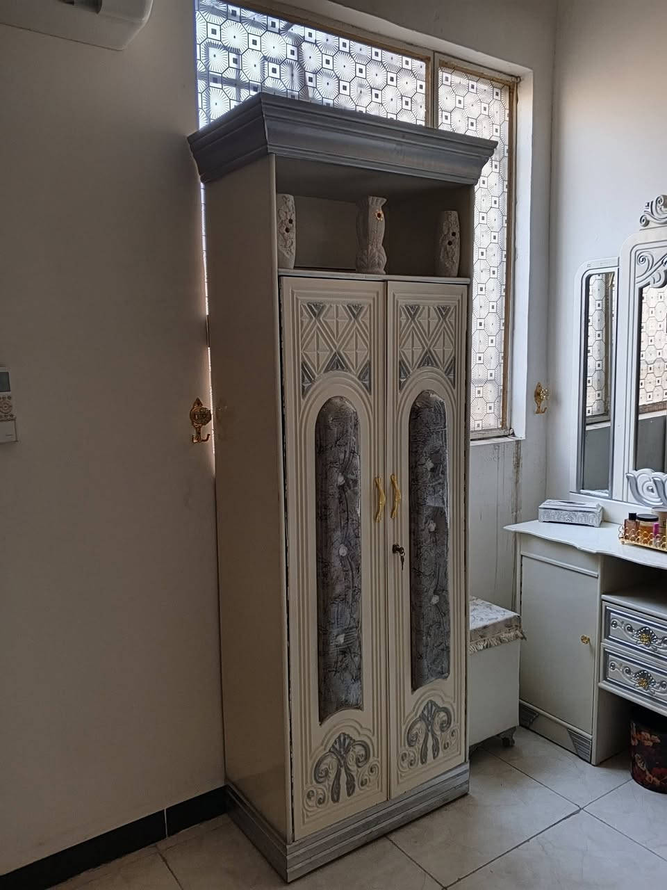 غرفه نوم للبيع عراقيه ومصبوغه ع شكل تركي مكانها بغداد الشعله 
مستعمله قليل نضيفه 
السعر 700 وبيها مجال  

***********
