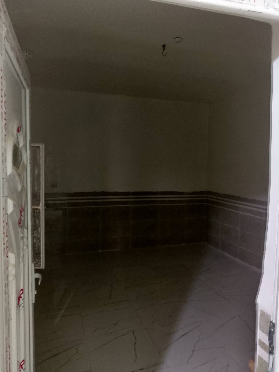 بيت زراعي سند 25داخل التخطيط العمراني حولي الجامعه مقابل بيت المرمر حي الثقافي المساحه 110متر مع كافة الخدمات يباع قسد ونقد السعر 60الاستفسار ***********غرفه وصاله وبراني ومطبخ وصيحيات داخلي وخارجي مع مغسله وتانكي وماطور مولده كهرباء وسخان
