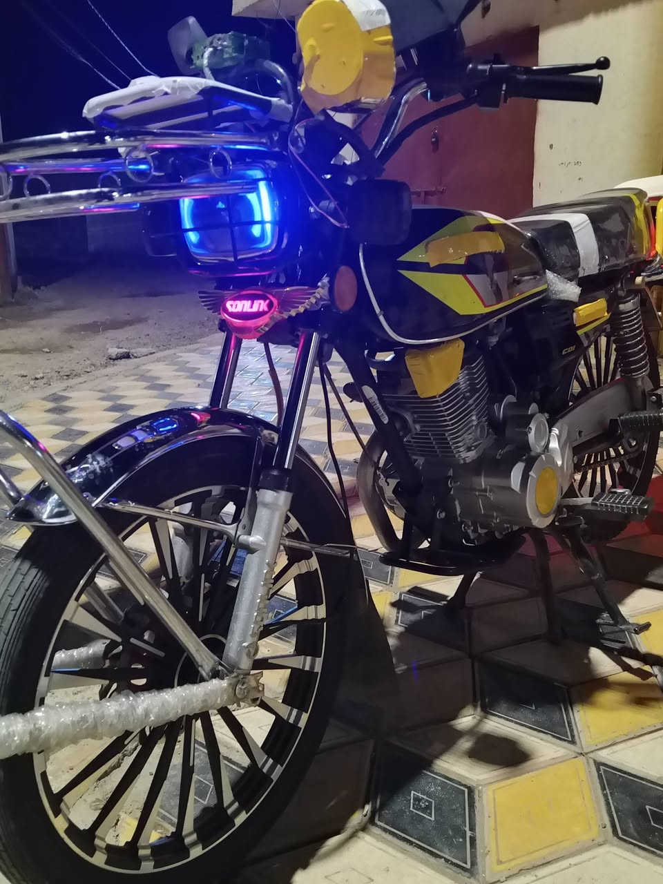 السلام عليكم
سيفان 24 
لون اسود 
محرك150cc
شرط كير محرك بلادي ممفتوح 
وياله عدله شرط تواير جدد 
موطور مال جناي 
مكانو صلاح الدين بيجي المزرعة 
السعر725وبي مجال 
رقم هاتف***********
