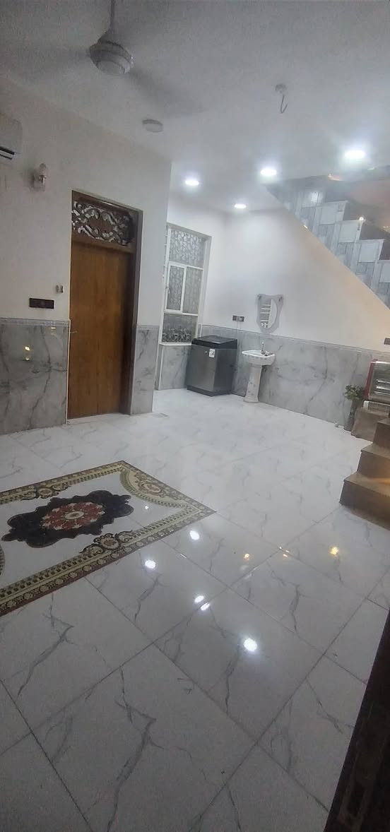 دار للبيع عقد ٢٥ محكمه مساحه 150م  بسعر مناسب🏡🏠
يحتوي عل صاله واسعه جدا💯
استقبال واسع 
مطبخ واسع
سويت كامل (غرفه داخلها صحيات)
بناء طابوك جمهوري 
الأساس +الصقف كونكريت مسلح ⬜🟥
مؤسس لبناء طابق ثاني🧱 
تأسيس كهرباء درجه اولى 💯👍
مؤسسه منضومه كهرباء كامله ⚡
متوفر خط مولد +ماء 
العنوان الكوفه براكيه الثالثه شارع المطار القديم مقابل أسواق الكفيل 
للإستفسار اكثر الاتصال ع رقم ***********
