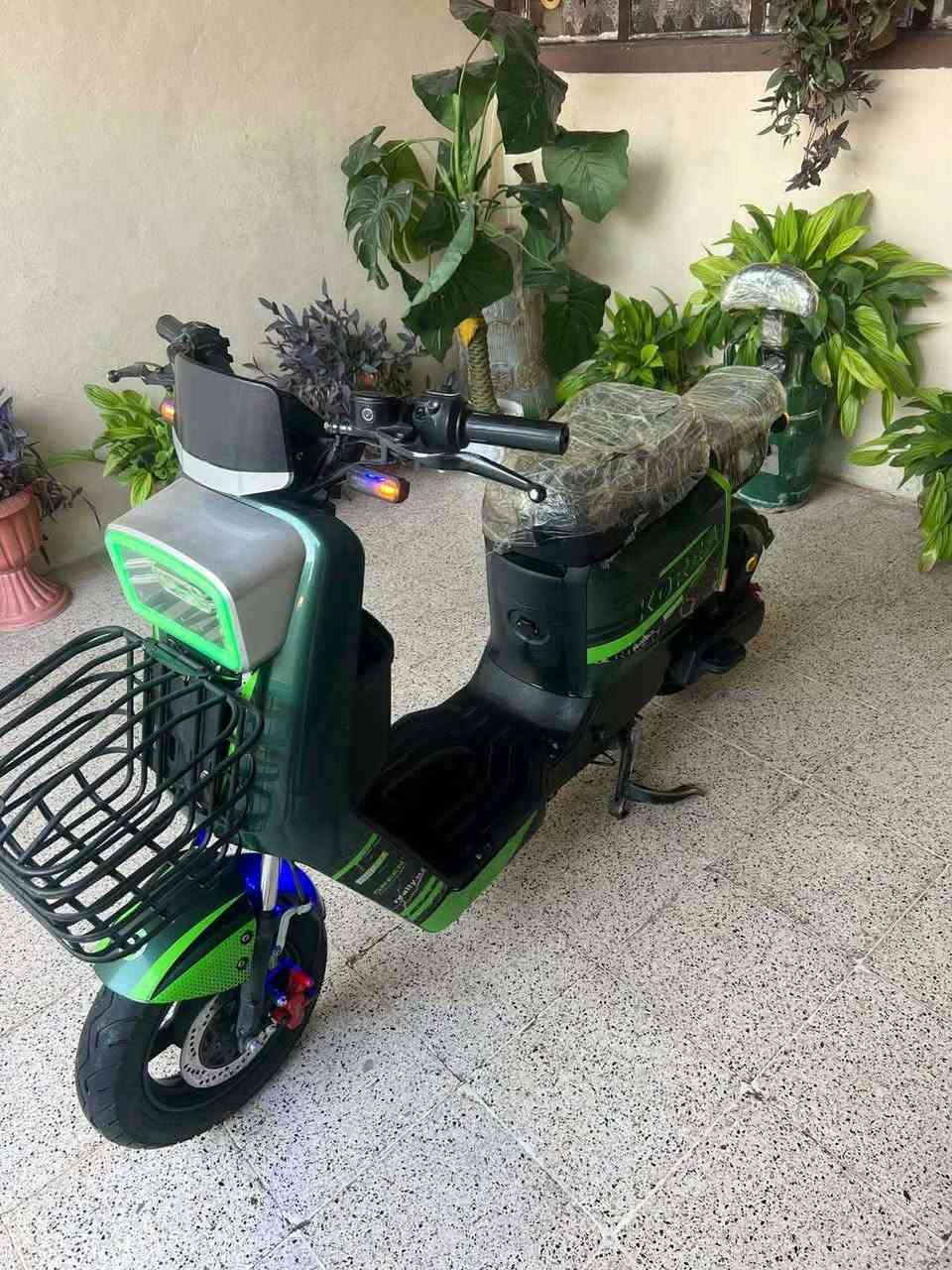 السلام عليكم
دراجة شحن للبيع 

كوريا  MR نوعية R7

يخبل ونظيف تحريكة فول 

تايرات نظاف ملف نظيف

هورن اشاير يمين يسار 

دبل إشارة 

نظام البك R

اربع سرع لايت عالي ناصي

وكافيتين عدلة وصفح

شحن موبايل USB

شاحنة اصلية

فول مواصفات 

 بطاريتين منفوخات ما يمشي

السعر 320 وبي مجال 

التواصل :*********** واتساب
