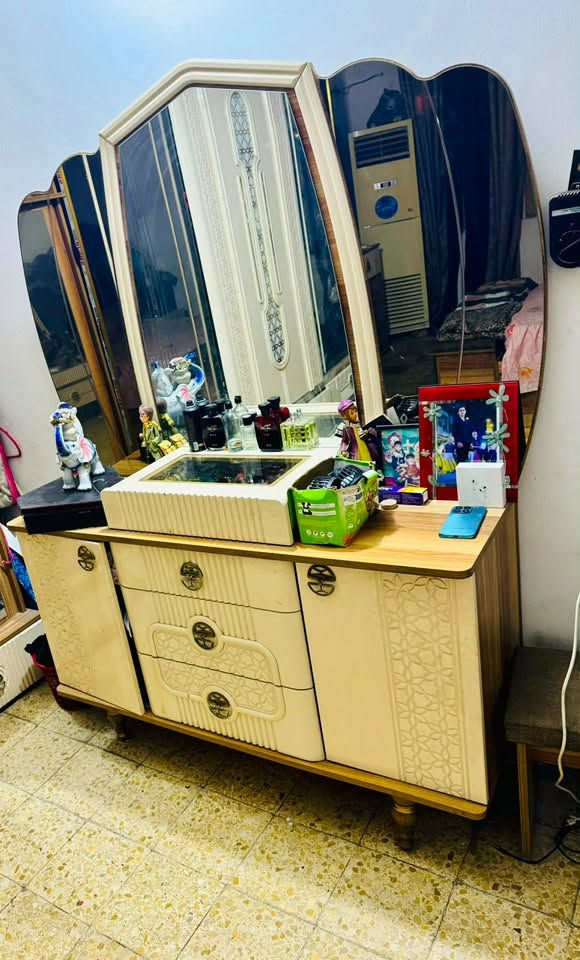 غرفة نوم تركية للبيع 7قطع مثل ما موضح بالصورة
نظيفة للامانة
مكاني بغداد حي الامانة
السعر 550وبيها مجال
غير متواجدة على الفيس
للاستفسار***********
