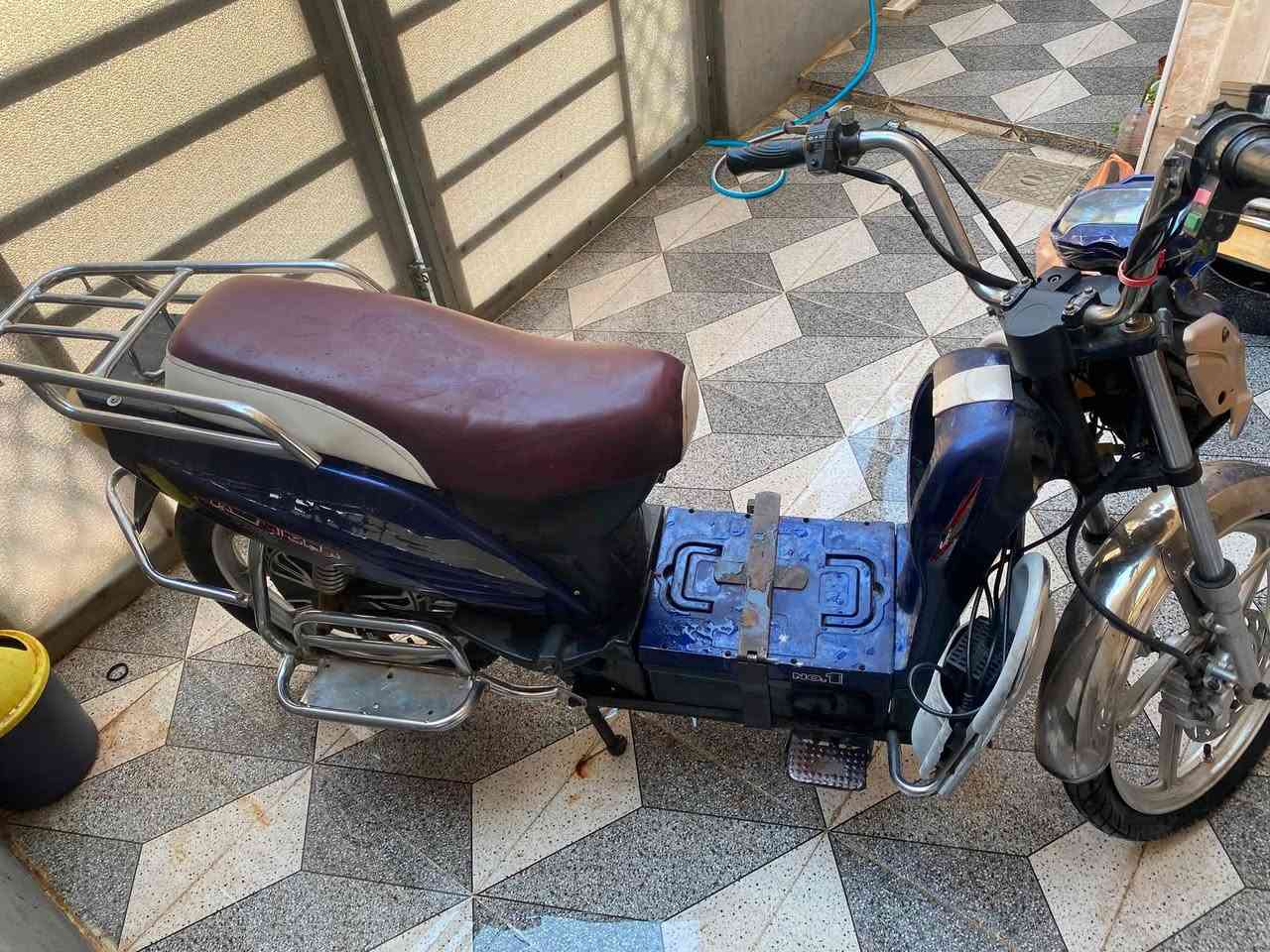 السلام عليكم دراجه شحن للبيع الدراجه نضيفه السعر 350 وبيها مجال بسيط حك الجيه العنوان الميثاق شارع الاطباء قرب اعداديه النيل للتواصل ع الرقم التالي *********** يوجد واتس الدراجه مثل مموضحه بالصوره

