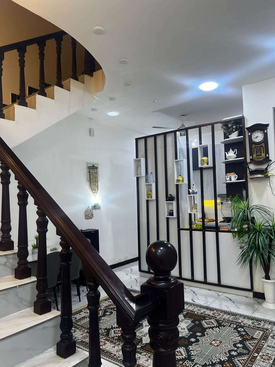 اعلان رقم131✅

🔘  للبيع دار سكن في حي الجامعة طابقين 125 م طولاني 

🛑فرعي 
🛑مساحة 125 (5*25
🛑 شارع 10m
⚠️ تفاصيل مثل ما موضح بالصور 

طابق ١
⭕️ستقبال 
⭕️غرفة1
⭕️صاله 
⭕️مطبخ 
⭕️صحيات خارجية وداخلي 
⭕️منور
⭕️حمام

طابق ٢ 
⭕️غرف عدد2
⭕️صاله 
⭕️صحيات 
⭕️ستارة +بيتونه 

📈للاستفسار الاتصال او التواصل مع الصفحة
*********** 📞
***********📞
*********** 📞
🏡 بأدارة علي كريدي 
🌍الموقع المكتب الخاص بنا : 
       واسط / كوت / حي الجامعة تقاطع  
        شارع ٣٠ م مجمع رزان

