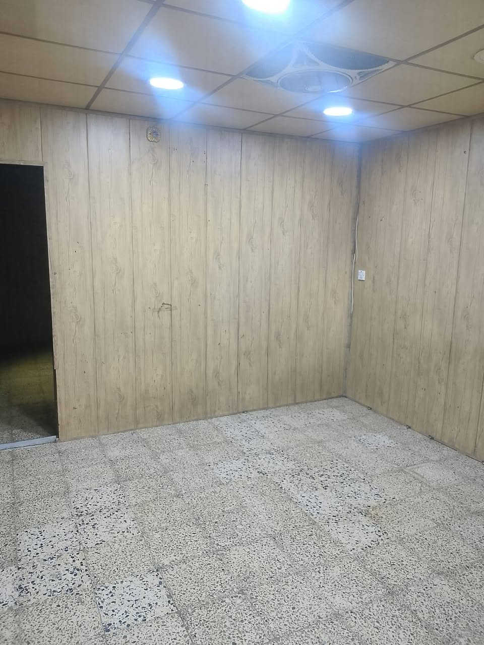 شقة للايجار طابق اول غرفة وصالة وخدمات معزولة كهرباء سحب ثانكي سخان ماطور انترنيت حي اور خلف نادي نفط منطقة 600//// ايجارها 350 بيها مجال للاتصال ***********
