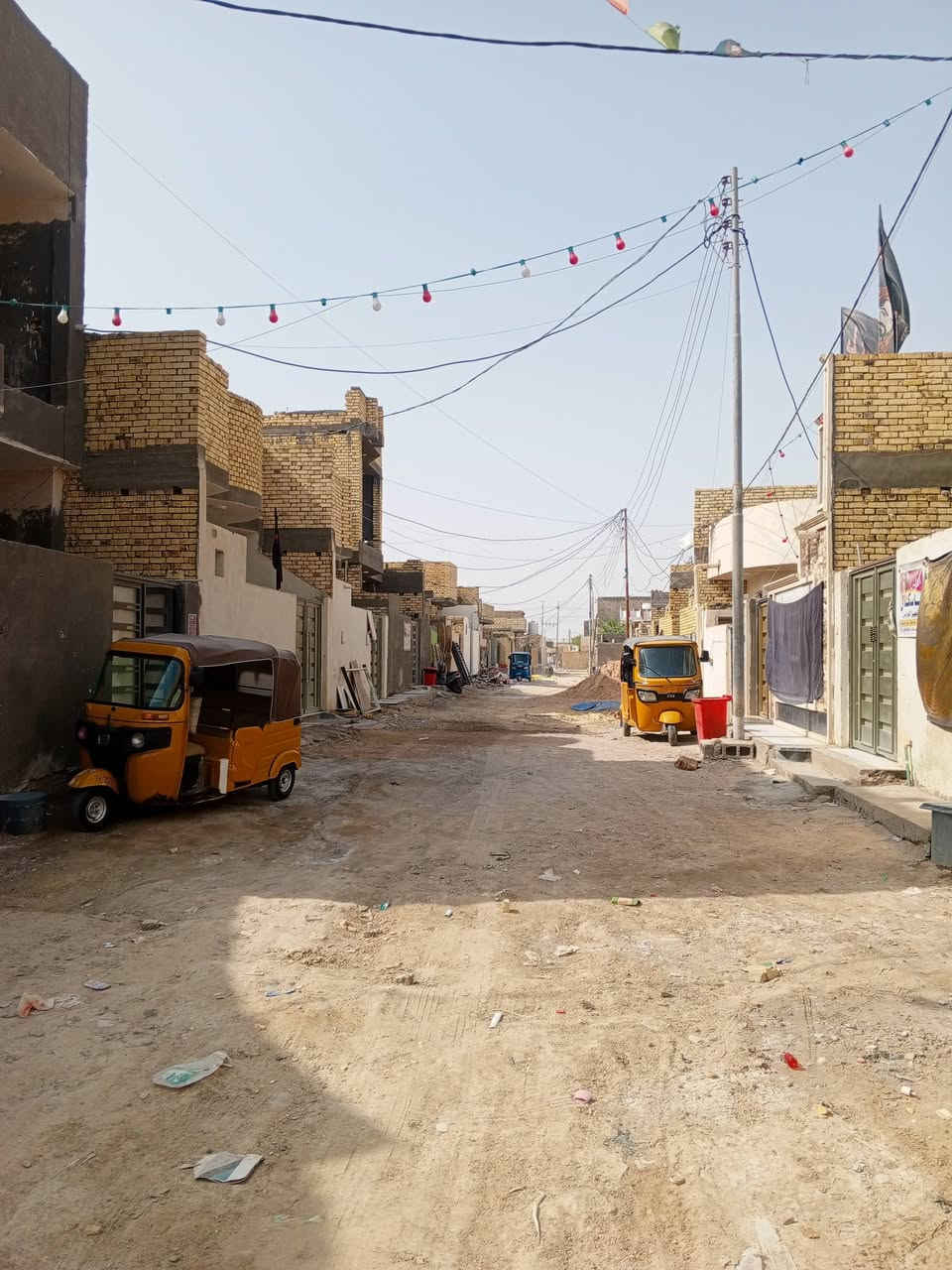 سلام عليكم بيت زراعي طابقين بزديناويه مساحته البيت 100 متر وجها ست وربع ونزال 16 بناء طابوك صب كونكريت صطح اشتايكر بناء 2025 طابق اول غرفه وصاله واستقبال ومطبخ وحمام داخلي ومنور طابق ثاني 3غرف وصال وحمام عنوان البيت ازديناويه مقابيل مدرسة صفي الدين رابع فرع عن مجمع عمار يبعد عن شارع تبليط 50متر 
استفسار مراسلت الصفحه او اتصل على رقم ***********
