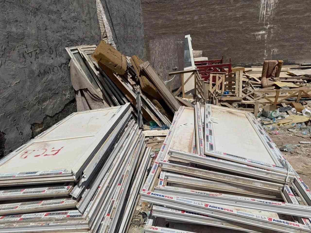 بيبان وشبابيك للبيع 10 شباك و10 باب عادي و9باب طلاكه ونص موجودات بلنجف للاستفسار
***********
