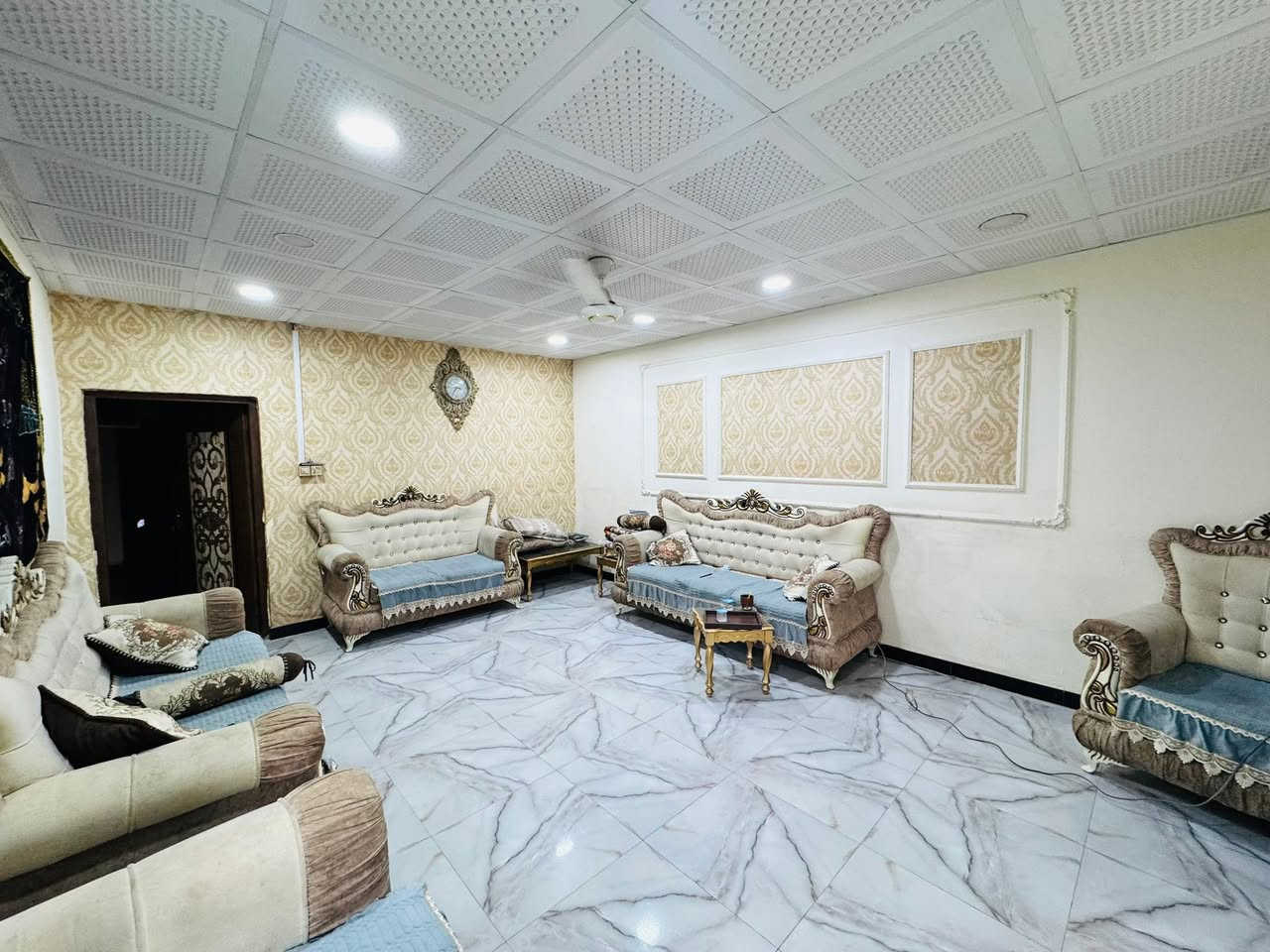 #اعلان_رقم_402
بيت للبيع في حي الزهراء 

نوع الملكية: طابو صرف (ملك صرف)
المساحة: 200 متر
📍 الموقع والمميزات العامة:
 العنوان: الديوانية، حي الزهراء. قرب السيطرة القديمة
منطقة واصلة لمرحلة التبليط
والبيت قريب من ثلاث شوارع تجارية

📐 يتكون من (طابقين عكادة ) البيت بحالة جيدة
🔹الطابق الاول يتكون من 
 استقبال
 صالة جلوس عائلية.
 مطبخ .
 غرف نوم عدد (2).
 مجمع صحي متكامل.داخلي وخارجب
 طارمة .
🔹الطابق الثاني يتكون من

غرفتين 
صالة
حمام

📞 للاستفسار أو تنسيق موعد للمعاينة:
يرجى مراسلتنا عبر الرسائل الخاصة 
أو الاتصال على الرقم: ⁠[***********]
