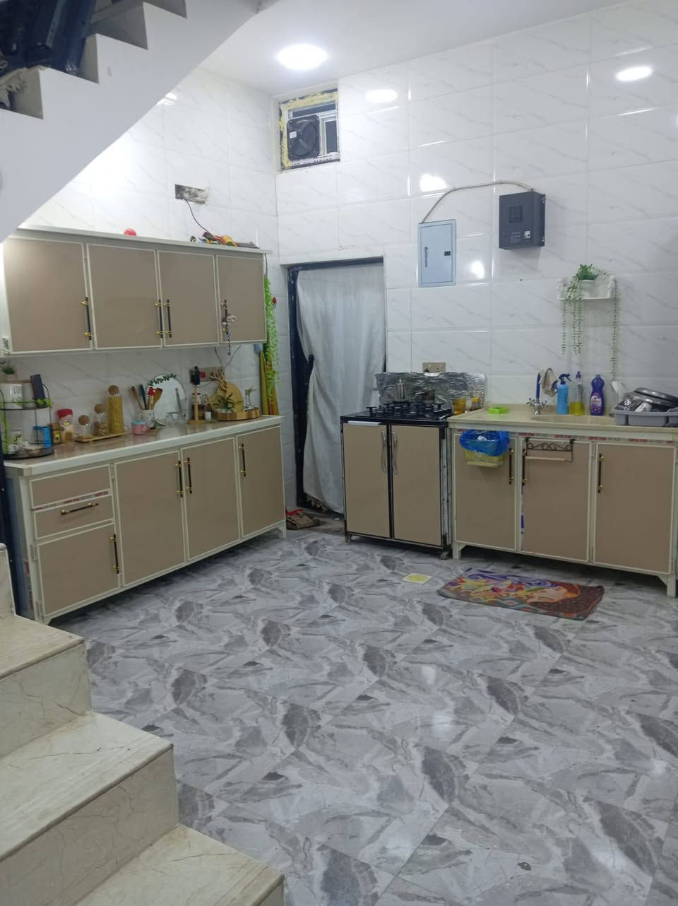 مشتمل للبيع ١٠٠م طابو زراعي كوت حي الحكيم قريب على الحولي بناء حديث مرقم من قبل البلدية بناء طابوق السعر المطلوب ٣٨ وقابل للتفاوض للإستفسار الاتصال على *********** أو مراجعة مكتب دلالية الروان
