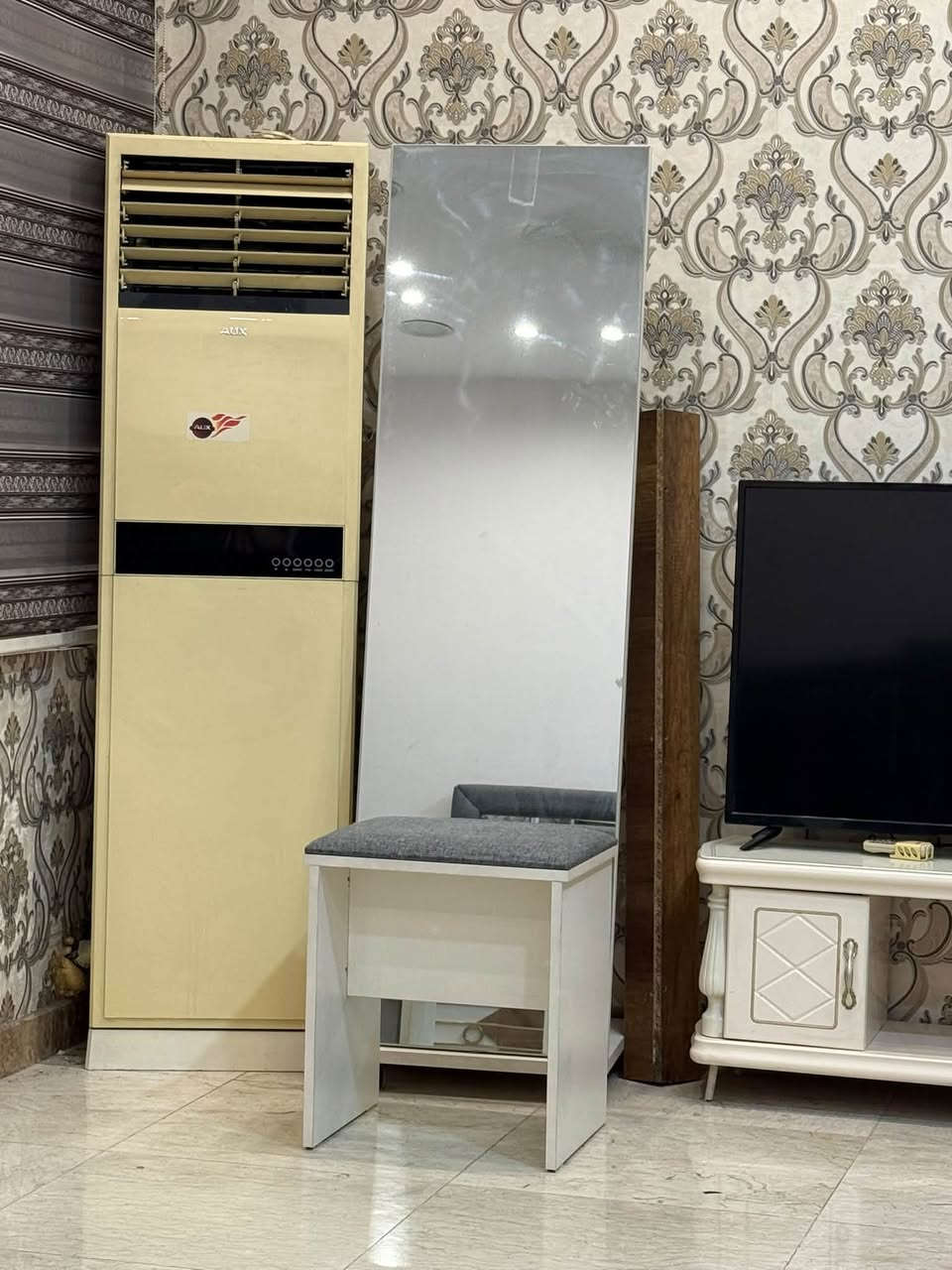 السلام عليكم
غرفة نوم 10 قطع خشب زان اصلي استخدام قليل نظافة 100‎%‎ مابيهه اي ضرر سعرهه مليون ونص
