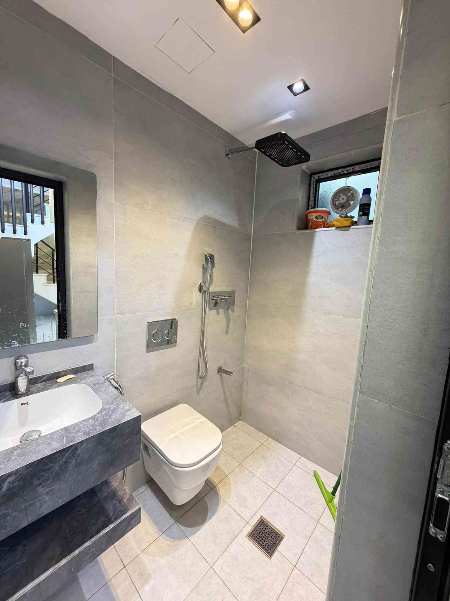 بيت 50 متر  ثلاث طوابق🏠
و هيكل 50 متر ثلاث طوابق

البيت ثلاث غرف نوم حمام خارجي 1 داخلي 2 
استقبال مطبخ 
وكما موضح بلصور والفيديو 
بناء درجة اولى وموثث كامل سقف عالي جميع شبابيك المنيوم 
كتائب حماية لسطح وسقيفة 
تانكي كبير وبوستر نازل تاسيسات امل الشريف بورسلين الواح 

والهيكل نفس تفاصيل البيت 

الموقع📍 :حي دجلة شارع الابداع 
***********  رقم الهاتف واتساب ايضاً
