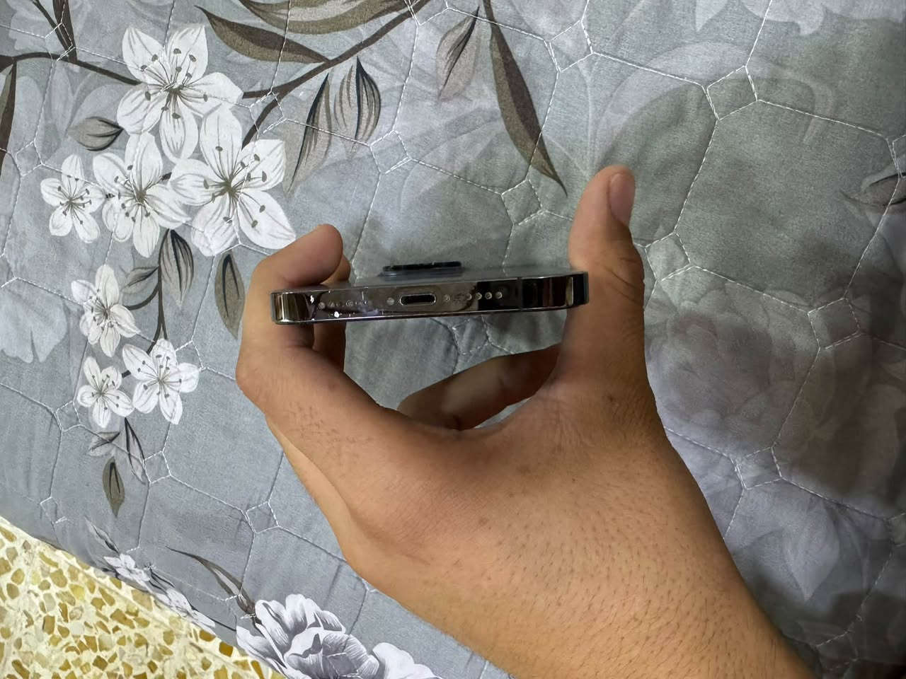 ‏سلام عليكم ‏جهاز أيفون 13 ‏Pro ماكس تك ‏سيم كارت ‏جهاز فول نظيف شاشة مامفتوحة بطارية ما مفتوح ￼￼ بطارية 🔋 77 جهاز حيل نظيف  ￼
‏أمريكي أصلي 
‏رقم الاتصال  ***********و
واتساب ***********
‏الرسائل على الخاص

￼￼￼

نص مكتوب في الصور:
- ١٢:٤٦
- حالة البطارية والشحن
- رسالة مهمة حول البطارية
- حالة بطاريتك متدنية جدًا. يمكن أن يبدل أحد مزودي خدمة Apple المعمدين البطارية لاستعادة الأداء والطاقة القصويين.
- العثور على خيارات الخدمة...
- الحد الأقصى للقدرة
- ٪٧٧
- هذا قياس لقدرة البطارية مقارنة بقدرتها عندما كانت جديدة. قد تتسبب القدرة المنخفضة بتقليل ساعات الاستخدام بين عملية الشحن والأخرى.
- أقصى قدرة للأداء
- ستساعد الأنظمة المضمنة في النظام والمكونات في تخفيف آثار الأداء التي قد تلاحظها أثناء التقدم الكيميائي في عمر بطارية iPhone.
- شحن البطارية المحسن
- للحد من استنزاف عمر البطارية، يتعلم الـ iPhone من عادات الشحن اليومية، بحيث ينتظر ولا يتجاوز ٨٠٪ حتى يحين موعد حاجتك إلى استخدامه.
