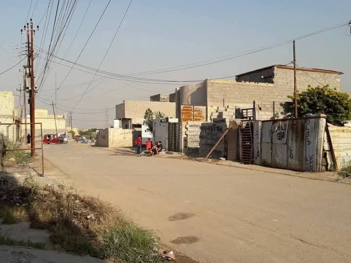 سلام عليكم دار للبيع  مساحه120 جنس زراعي سند 25 يحتوي من كراج واسع و غرفتين و خدمات و ترك خارجي و مطبخ سعر 35 وبي مجال موقع البيت الشعب منطقة السريدات القديمه مربع الثالث رقم الهاتف ***********
