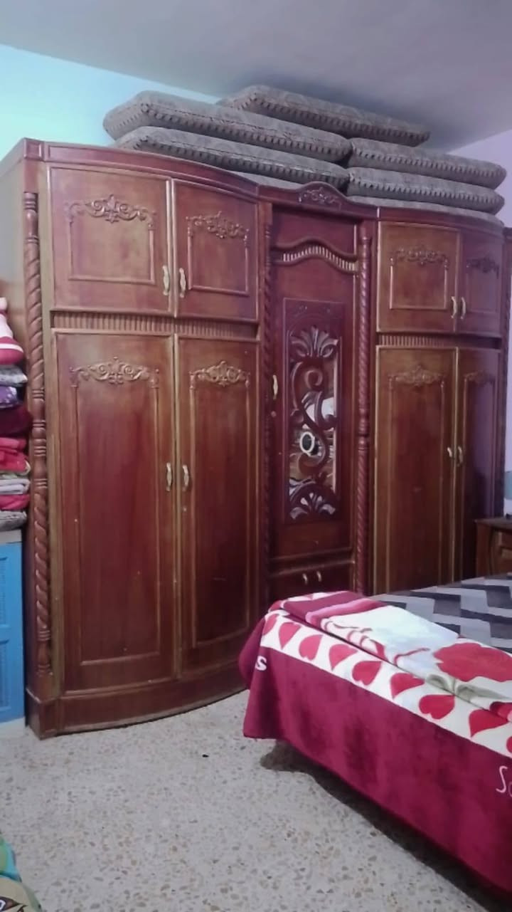 غرفه للبيع السعر 750 بيها مجال قليل بدون مندر جربايه
ميز طعام مربع سعر 50 
كاونتر سنگ  استيل ب125 بي مجال 
فرن استعمال قليل نضيف كلش سعر 100 وبي مجال قليل الاتصال على رقم ***********
