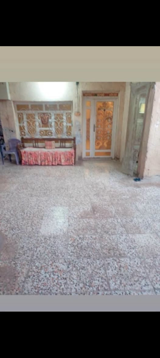 دار سكن المساحة 220 طابو صرف طابوق مسلح بناء 2001  يتكون من 2 غرفة نوم استقبال مطبخ صاله عدد2  طارمه كبيره صحيات داخليه وخارجية مع كافة الخدمات العنوان ناصرية الفداء التضحية حي الأمن الداخلي قريب على السريع السعر 185 مع المجال للاستفسار *********** مكتب عقارات دار النور  شارع ابو لبنان
