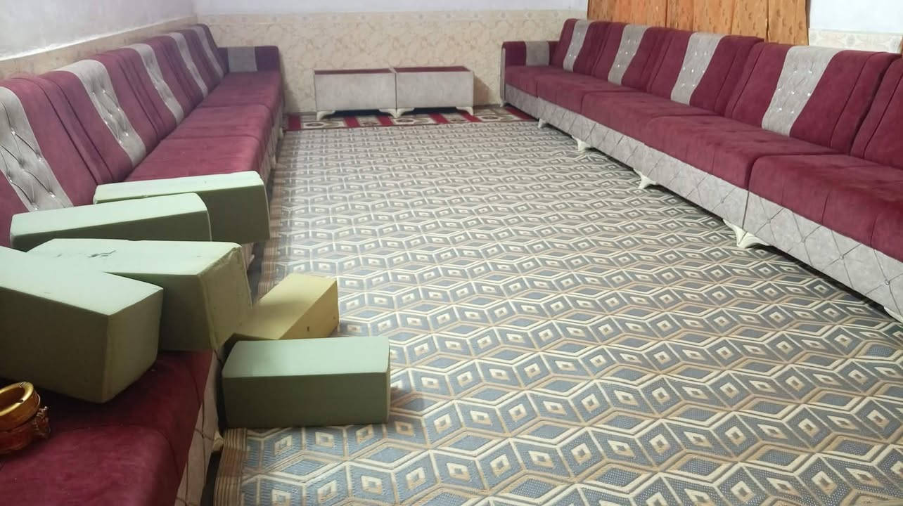 تخم قنفات 14 متر عدد القطع 12 قطعه مع طبلات عدد 2 مع قطع مخاد 6 السعر مليون و400 وبي مجال نظافه 90% ***********
