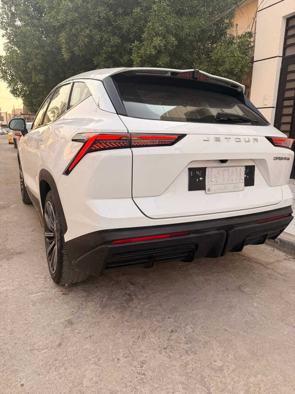 🚗 جيتور داشنك لكجري (Jetour Dashing Luxury) - أبيض صدفي (للبيع أو المراوس)
سيارة جيتور داشنك فئة لكجري (أعلى مواصفات)، باللون الأبيض الصدفي المميز، ماشية 73 ألف كيلومتر فقط. السيارة بشرط الفحص ومكفولة بالكامل من الناحية الميكانيكية والكهربائية (كير، محرك، كهربائيات)، بدون أي نقص أو عطل وجاهزة للاستخدام فوراً.
أبرز المواصفات:
 * محرك توربو قوي واقتصادي مع ناقل حركة أوتوماتيكي سلس.
 * سقف بانوراما عريض.
 * كاميرات رؤية محيطية 360 درجة مع حساسات ركن.
 * شاشة عرض مركزية عملاقة تعمل باللمس مع لوحة عدادات رقمية.
 * مقاعد جلد فاخرة بتحكم كهربائي.
 * مقابض أبواب مخفية تفتح تلقائياً وإضاءة LED بالكامل.
 * نظام دخول وتشغيل ذكي (بصمة).
 * إضاءة داخلية محيطية (Ambient Light).
 * أنظمة أمان وتوازن حديثة مع تثبيت سرعة وأنظمة قيادة متعددة.
💰 السعر: 24,000,000 دينار عراقي (24 مليون) أو المراوس مع سيارة مناسبة.
📍 الموقع: بغداد - المنصور
📞 للتواصل والاستفسار: ***********
