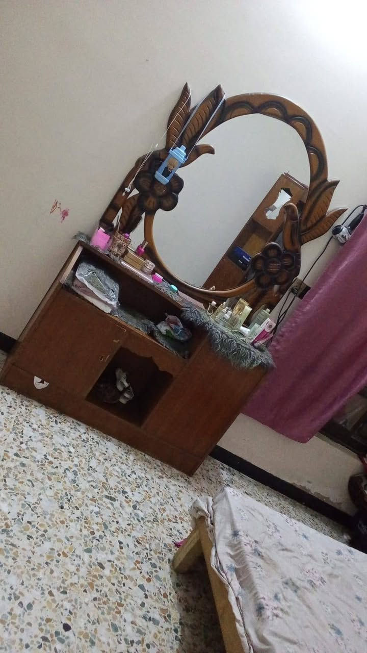 يوجد غرفه البيع موديل قديم السعر ٢٥٠الف وبيها مجال الاستفسار ***********
