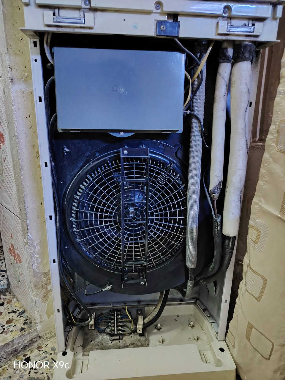 السلام عليكم، سبلت AUX للبيع طن ونص نضيف جدا شغال السعر 200 الف وبي مجال. رقم ***********

نص مكتوب في الصور:
- HONOR X9c