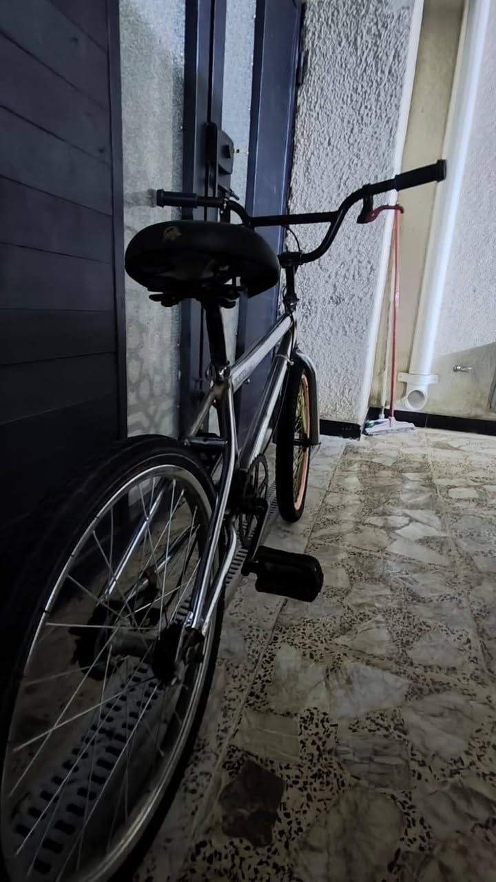 بايسكل BMX فضي لامع السعر 60الف للاستفسار ***********
