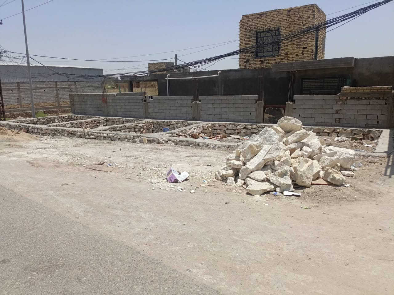 قطعه على شارع مال الساده السيد جابر يم العلوه مال المخضر محلات ٥ محلات للبيع محل الواحد ٥ في ٤ لي ستفسار ***********
