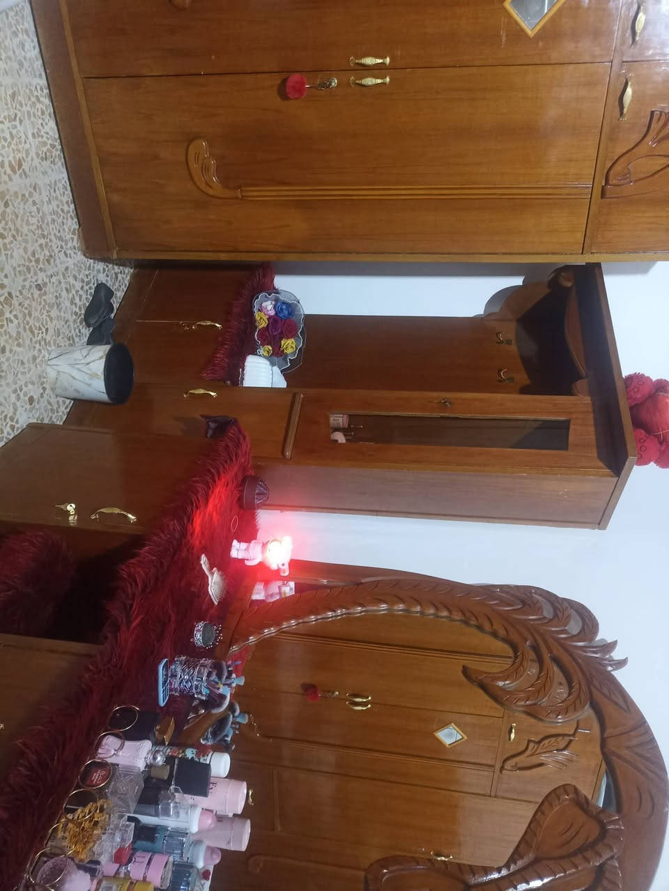 غرفه نوم للبيع مكان بعويزه قرب جامع الصادق الامين سعر 550 .***********
