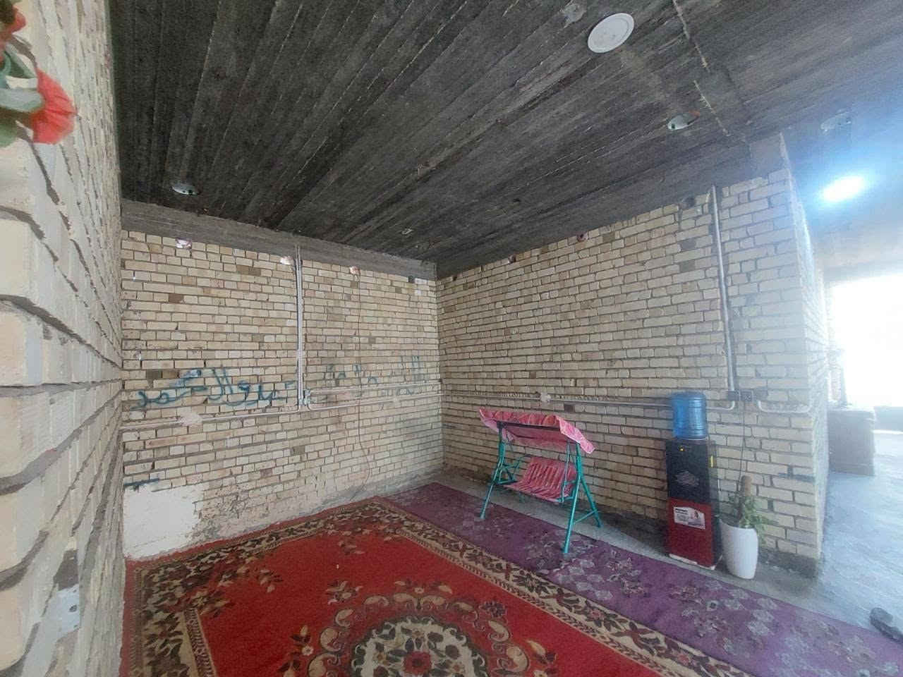 سلام عليكم يوجد دار للبيع
موقع الدار الجعاره قرب معمل الغاز 

مساحة 400 متر طابو 25 

بناء طابوگ مع السياج الخارجي طابوگ

يتكون من غرفتين نوم وصالة كبيره ومطبخ حار وبارد وستقبال وصحيات

حديقة وگراج سياره كبير 

الاتصال ***********
