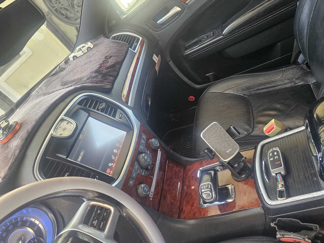 اوباما موديل ١٢ رقم بغداد بسمي حادثه جاملغ وبنيد بدون دواخل وارد كندي سياره جاهزه على اخر شي تخم تاير حداديه اماميه والخلفيه بلجيس ادامه شامله دبل مروحه مي زيتي منظومة تبريد كامله فول عدا الفتحه سعره ١٥٠ وبيه مجال قليل. للتواصل ***********
