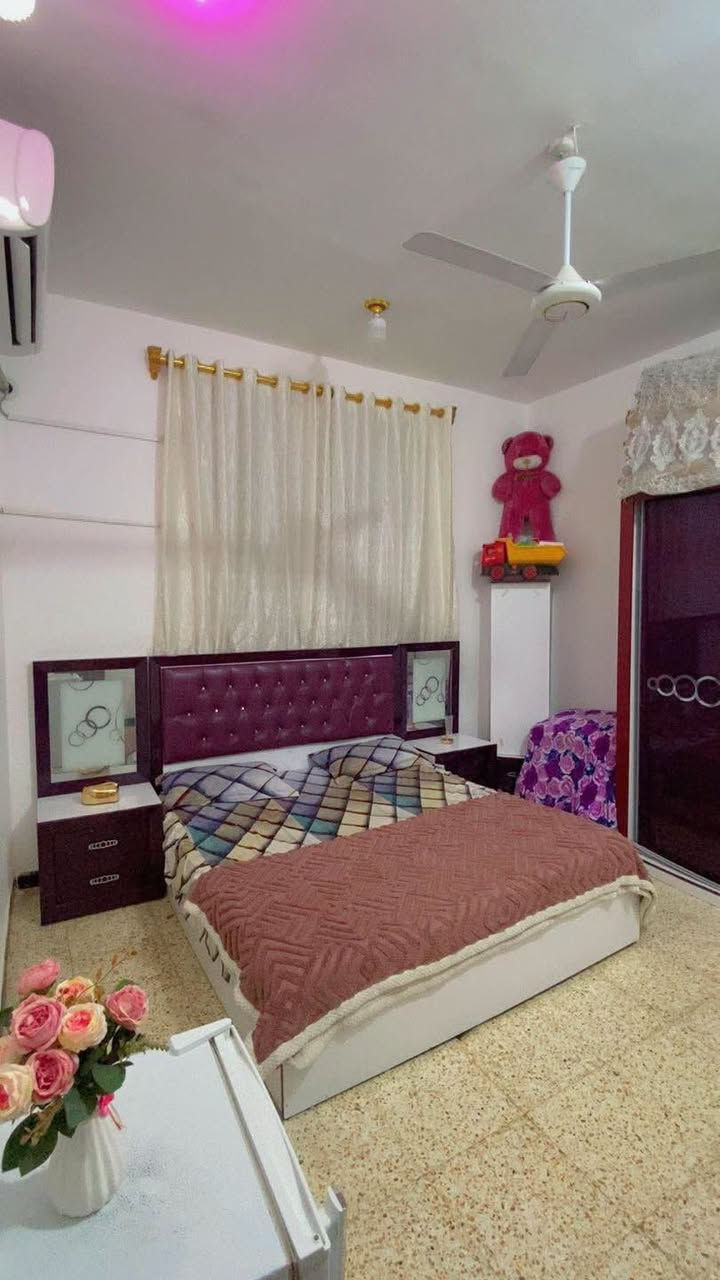 ￼
🏠 دار للبيع - السماوة / الصوب الصغير - سايدين المسبح الجدد
دار بناء قوي ومرتب، موقع ممتاز يبعد 3 بيوت فقط عن الشارع العام، انترنت ضوئي واصل:
المساحة الكلية: 285 متر
الواجهة: 13 متر
📍 الموقع: الصوب الصغير - السايدين - المسبح الجدد
🏗️ مواصفات البناء:
بناء طابوك درجة اولى والسقف صب كونكريت مسلح
منور على طول البيت للتهوية والانارة

التقسيم الداخلي:
•  براني كبير 9 × 4
•  صاله 8 × 4 
•  مطبخ 7 × 4
•  غرفة نوم 5 × 4
•  غرفة نوم 4 × 4
•  غرفة نوم 6 × 3
•  مجمع صحيات داخلي + مجمع صحيات خارجي
•  طارمة على طول البيت عرض 4 مترات تكدر تسويها مشتمل وحد
•  كراج سيارة جبير 5 × 6
•  حديقة 4 مترات
•  حديقة وطارمة كلش حلوة
الخدمات:
ماء + كهرباء + مجاري + تبليط كامل + انترنت ضوئي
السعر: [75]
للاستفسا: ***********
