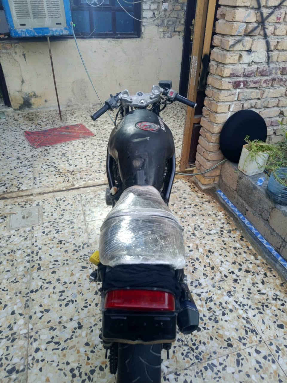 سلام عليكم بطح باندة محرك 400 مكفولة كفالة عامة كير محرك جديد بل جيس دراجة شغالة وكاملة وترأيها كلش حلو بيها خربطة بل كابريتر كلش بصيطة يعني فقط تنضيف السعر 750  وبيها مجال مكاني بغداد للستفسار ***********
