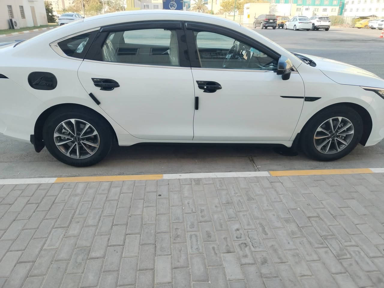السلام عليكم سيارة للبيع بي وايدي موديل ٢٠٢٥ ديستريور مكفولة كفالة ماشيه ٢٠ الف على وضع الشركة سيارة مال بيت اي نقص مابيه الشراي يتصل على هذا الرقم *********** بغداد الجديدة
