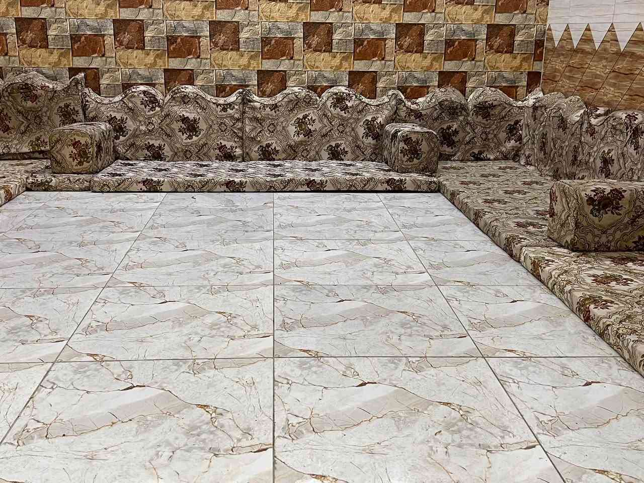 السلام عليكم
ديوان للبيع نضيف جدا 
مع تجوات كامل 
يكفي لمساحه 7 *4 متر
 السعر 450
مكاني بغداد
للتواصل ***********
