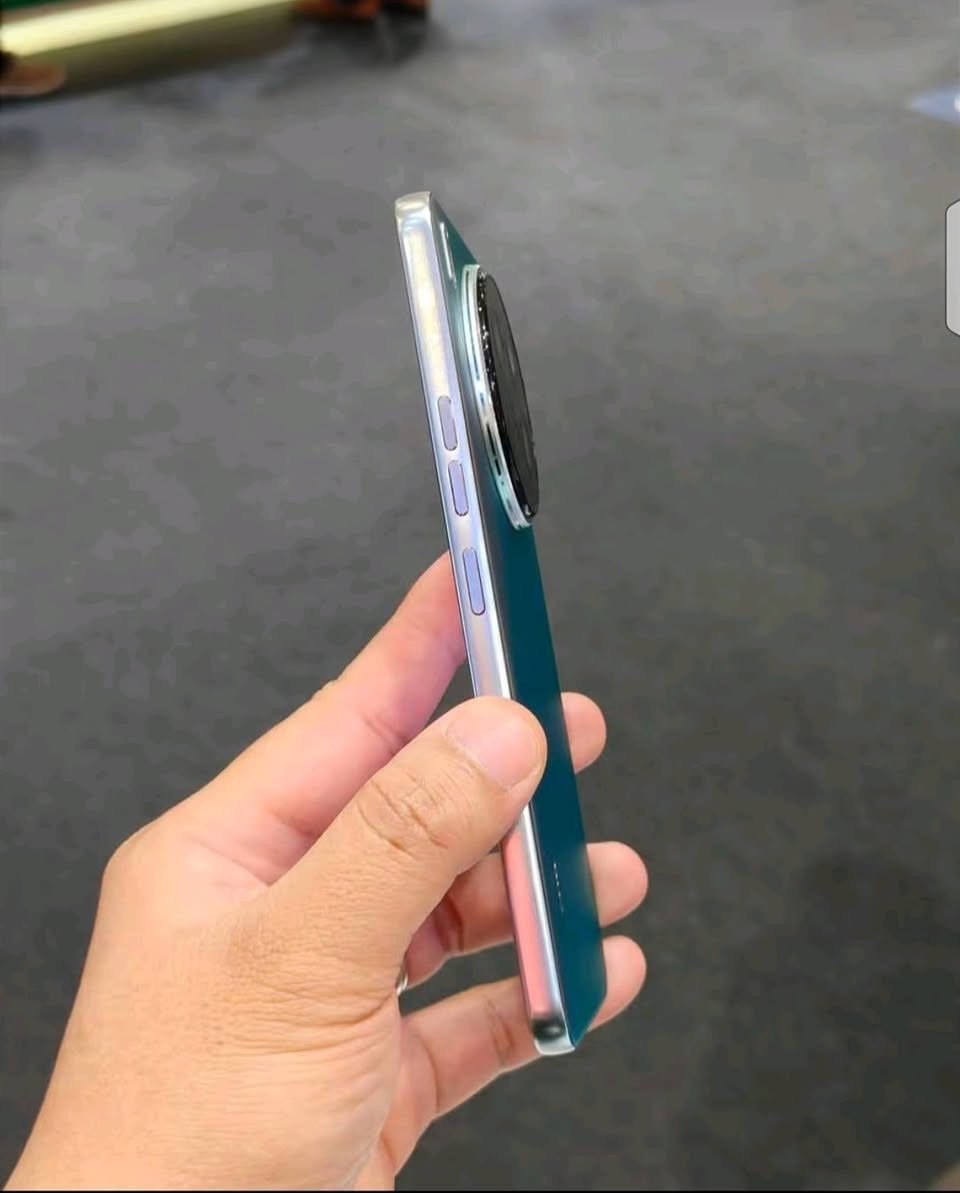للبيع 350
تكنو كامون  Tecno Camon 40 Premier 5G

ذاكره 256 
كامل ملحقاته

*********** واتساب
