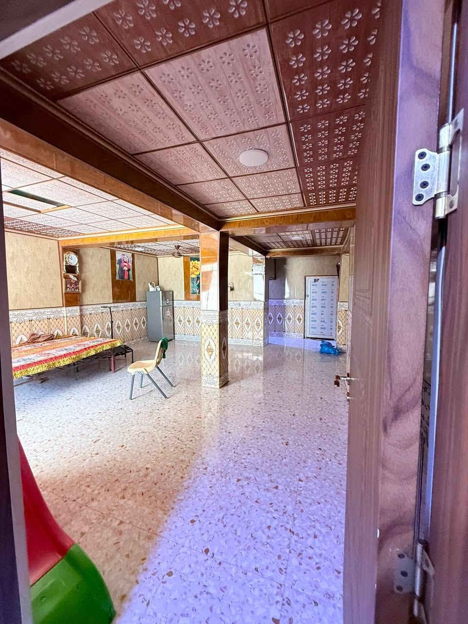 السلام عليكم بيت مساحة ٢٠٠ متر  📍كاطون الرازي قرب مرطبات البلور الفرع ٢   قريب ع شارع العام  بفرع محلات ابو رافد  

لبيت طابو صرف  ط الاول وثاني سقوف ثانويه وط الاول سيراميك وثاني كاشي متكون من 
غرفه نوم طابق الارضي 
واستقبال وصاله ومطبخ  وكلدور وترك 
 وغرفتين نوم طابق ثاني وسطح ❤️
وحديقه 🏡🏡
ومجاري خارجية كامله. كافة الخدمات  والمي ٢٤ ساعه  🚰🚰

 حمامات خارجي وتوليت  شرقي وغربي. 🚽 وحمام داخلي🛁 

السعر ١٤٠ 💵💵وبي مجال بسيط 

التواصل *********** موجود وتساب
