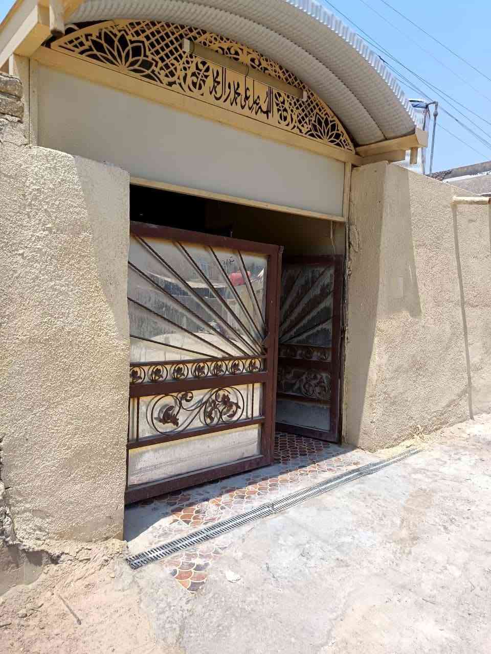 السلام عليكم ورحمة الله وبركاته
دار ٩٠ ٢ متر طابو زراعي سند 25

يحتوي على 3 غرف نوم 2 أرضي 1 سويت وغرفه بالطابق الثاني بيتونه جبيره مع صاله ومطبخ وكليدور حديقه كراج يحتوي على 3 سيارات

مع مجمع صحيات بطول ٧متر بمتر داخل البيت صحيات خارج

واجهة ١٠ متر ونزال ٢٩ متر 

المنطقه مخدومه كهرباء وماء ومجاري وخط نت ضوئي

عرض الشارع ٧متر

المنطقه شعبيه وناسها طيبين

العنوان الحله حي البكرلي المنطقه الثانيه شارع دانه شارع ٢٠ متر موقف دانه الكيات وسيارات الاجره الجايجي ابو توحه وتدخل الفرع ٣٠٠ متر عدل محل حداده ركن حيدر المنصوري البصراوي وتدخل الفرع 3 بيوت بيت ركن جاري العزيز خالد أبو عمار بيتي بصفه من جهة اليمن واكو أيضا غير فروع توصل للدار فرع ابو لميس نهايته خلف حسينية الهادي 

السعر ١٦٠ مليون بيه مجال بسيط. اليحب يشتري يتم مداور البيت عن طريق المحكمه بدعوى تمليك دار وليس دعوى إقرار قاضي

اليحب يشتري الاثاث مع الدار 

 بيه ٤ سبالت اخو الجديد بيه ٤ تانكيات ماء وباقي أثاث الدار 

*********** ابو مهدي
