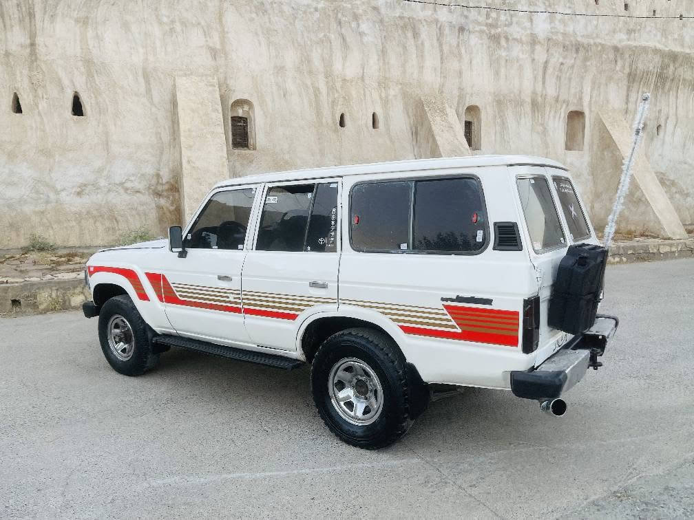 سلاوي خواتان لي بيي
نرخ 22 وەرەقە...تویوتا لاندگرۆز1985
 گێڕ و مەکینە و ئەکسل بە شەرت،
1985
سيته مي غازي بو به ستراوه

 ئاڕم پلاستیکی سلێمانی.
ليدراو خايسي وه ر گه راو به شه رت 
شوێن: كويه
نرخ 22 وەرەقە.و مه جال 
ره قه م ***********  فايبه رو
واتسئه بي له سه ره كويسينجاك, أربيل
