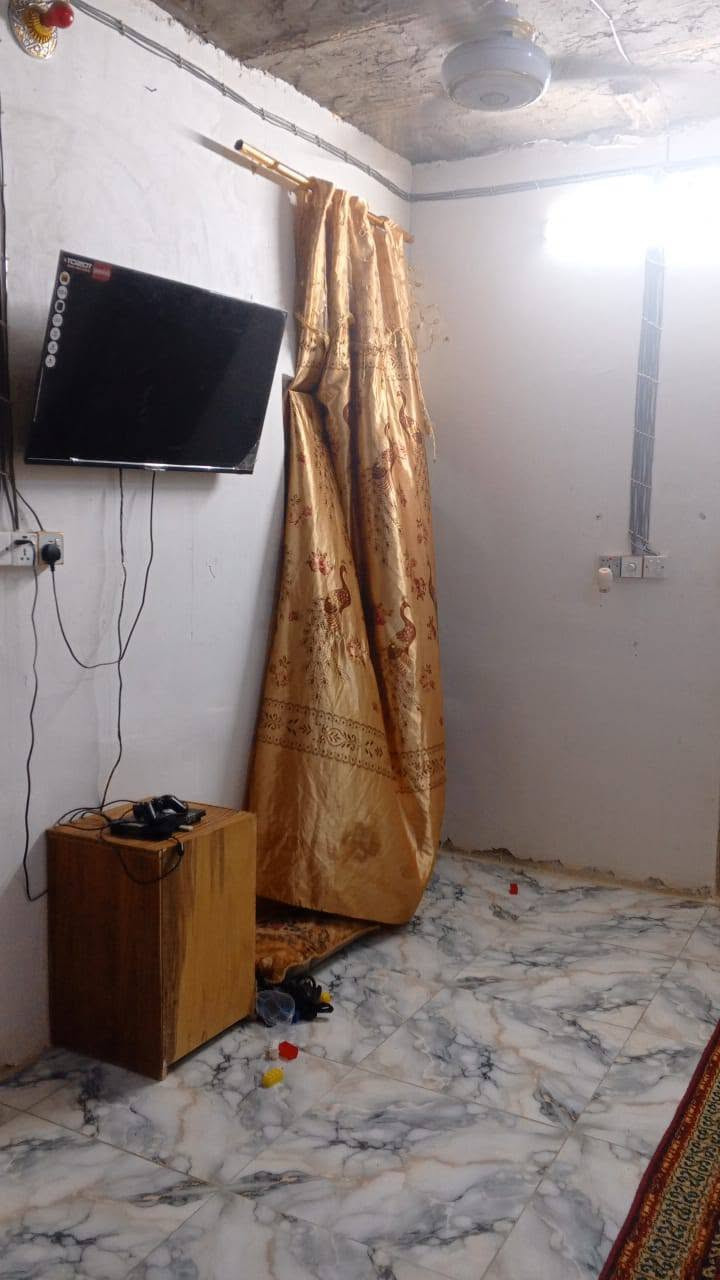 بيت البيع مساحة ٥٠ متر العنوان حي ميسان شارع زوار قديم يم سواق مبارك غرفه وصاله ومطبخ وصحيات معلومات اتصال ع رقم او مراسله واتساب ***********@ السعر ١٤ ونص بي مجال
