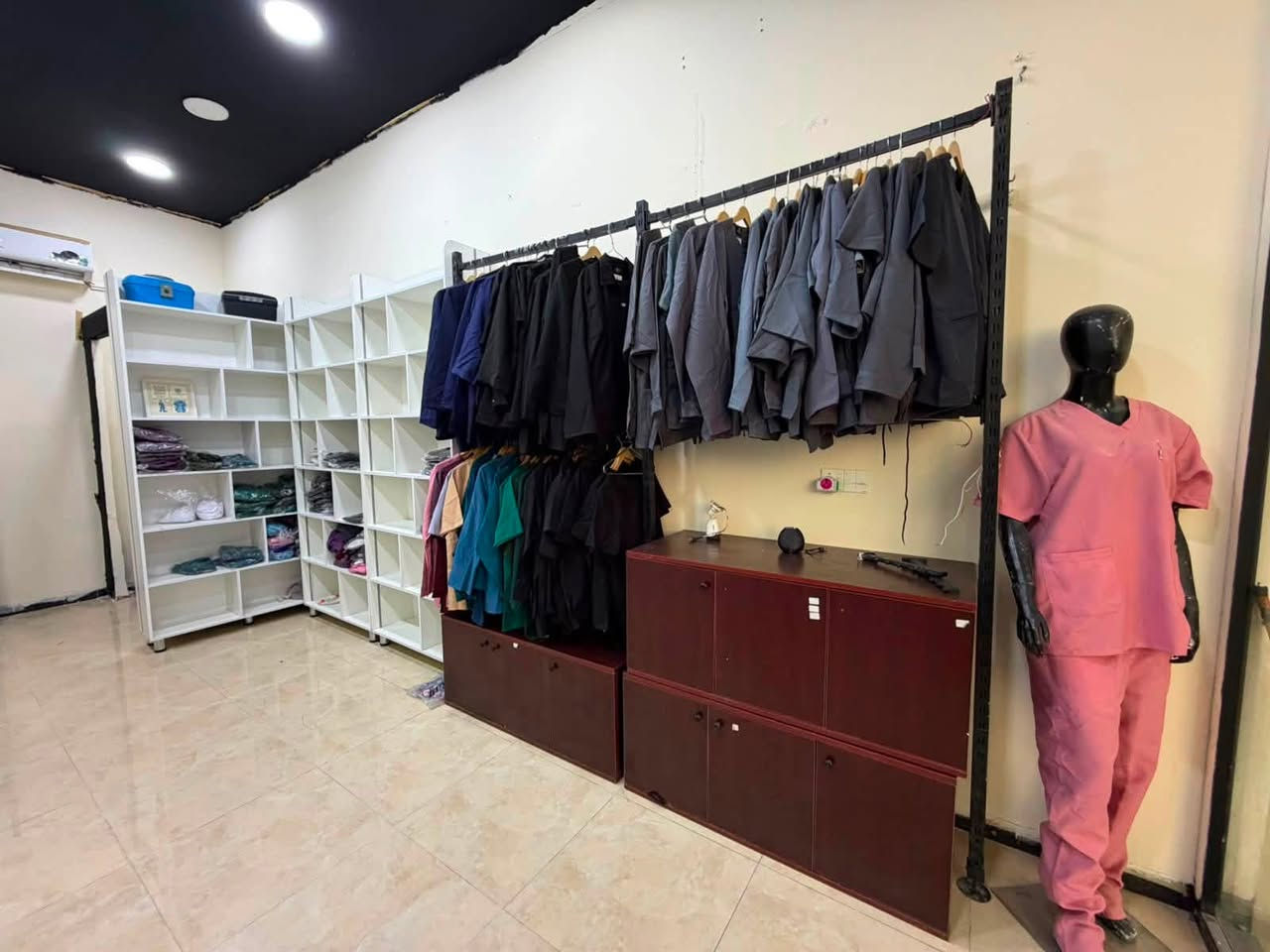 ديكور محل كامل للبيع
الرفوف بحدهم كلفتني مليون و250  لدات حفر ومحولات كامله
تكمه وشي كلش مرتب
حاليا الغراض البصوره كامله شلع ب 600 الف وبيها مجال 
والي يريد قطع معينه يراسلني على واتساب هذه الرقم 
***********
