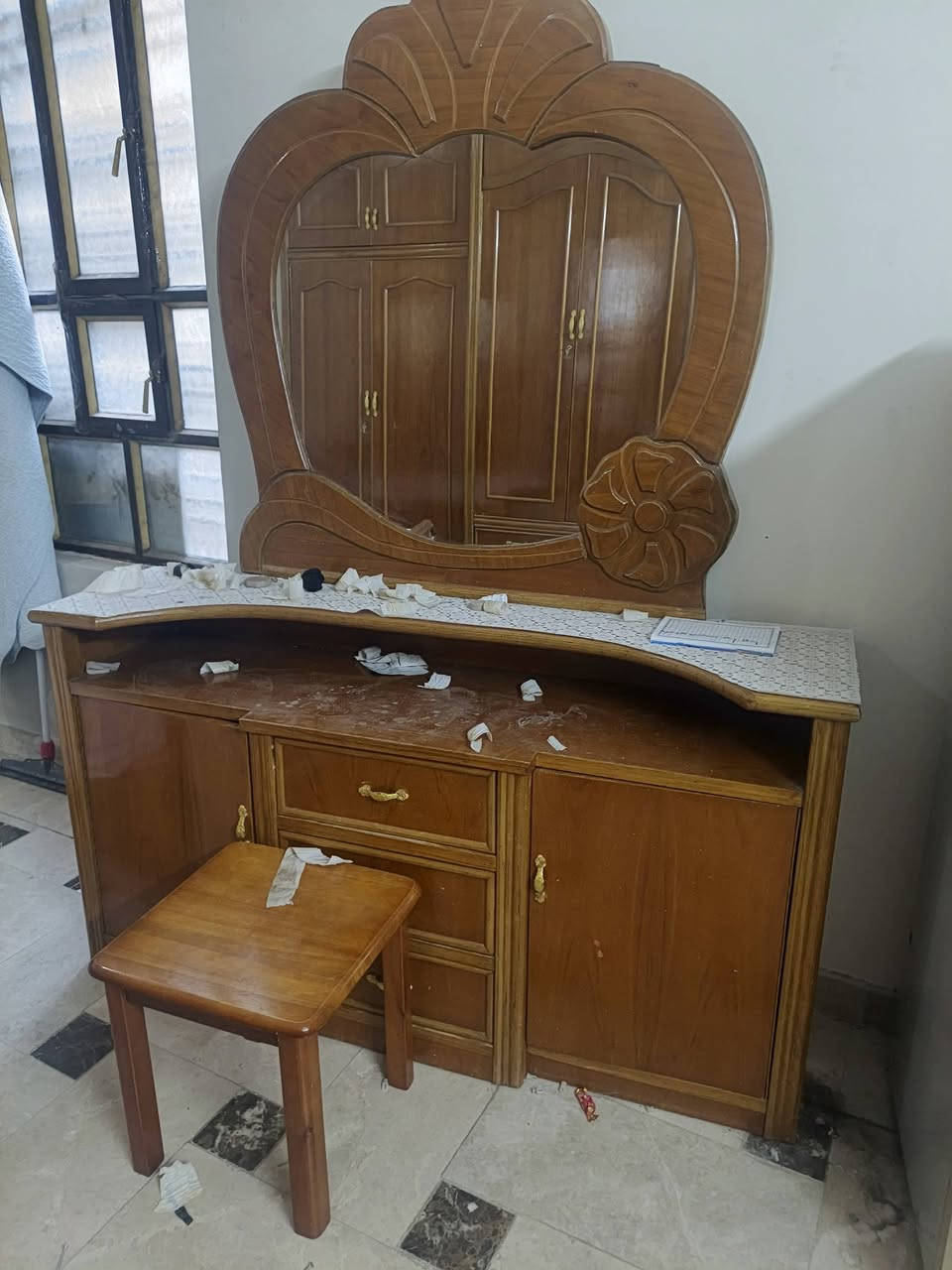 غرفه صاج ست أبواب أو ملحق ديوان عشر مقاعد نظيف ***********
