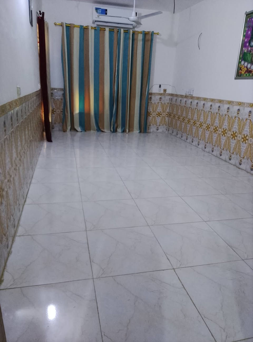 دار البيع العنوان حي الجامعه قراب حسينيه صاحب العصري والزمان
المساحه ٣٦٠/  يتكون من الاستقبال صاله غرفتين و المطبخ  حمام داخل  الاستفسار رقم ***********
