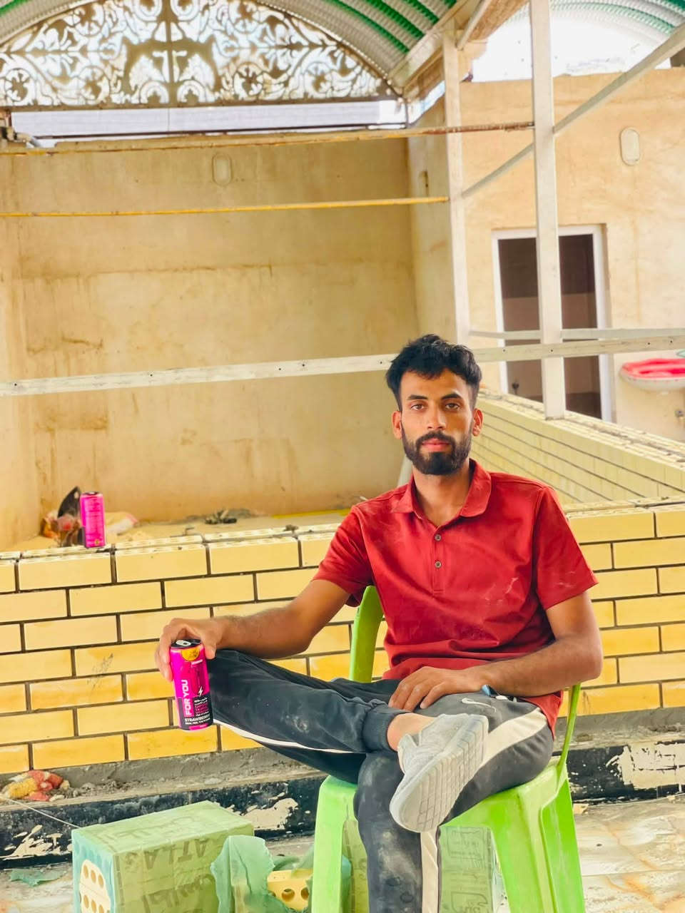خلفه جفقيم متفرغ للعمل كرسته وعمل او عمل فقط للتواصل ***********
