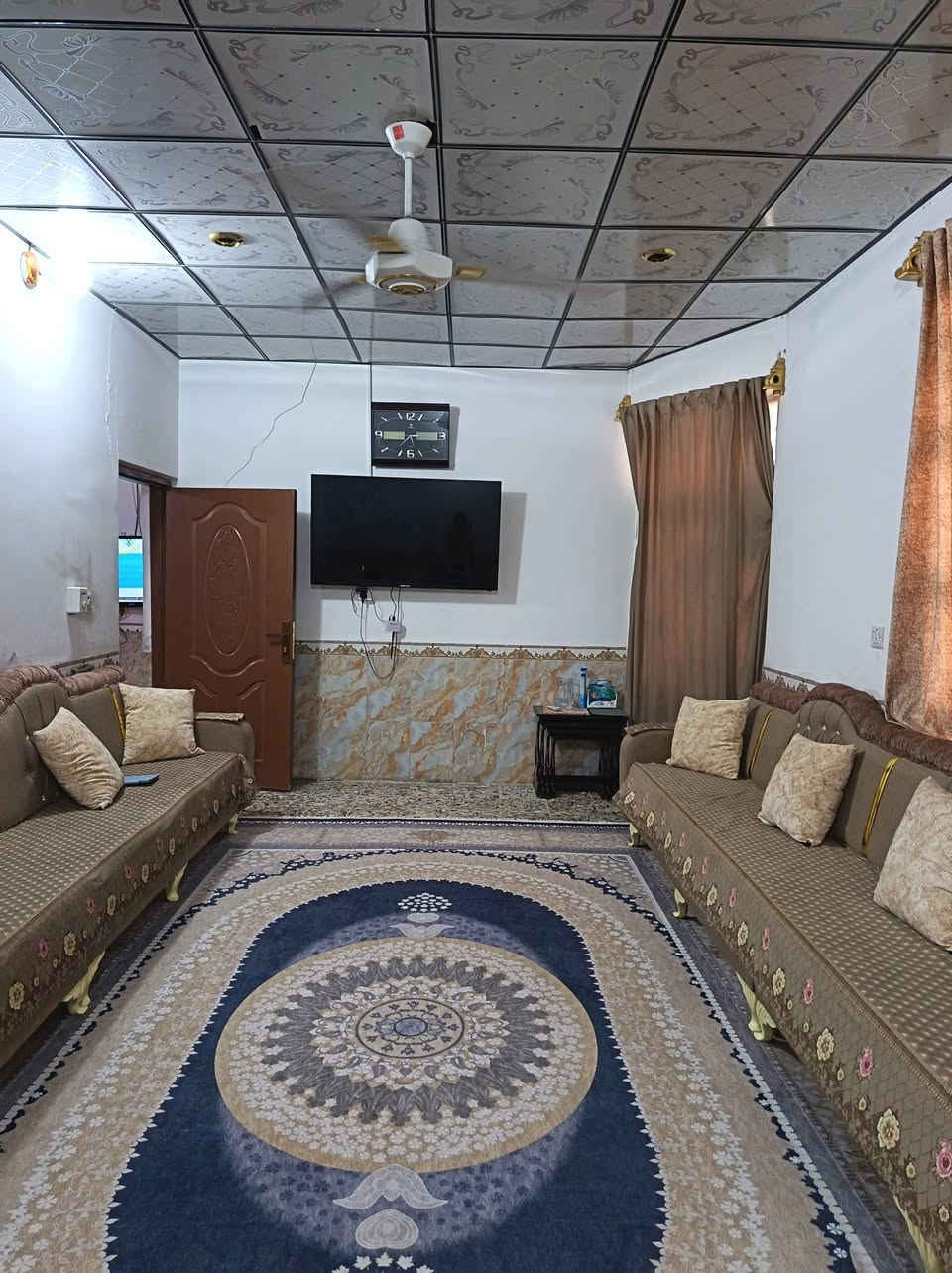 السلام عليكم بيت للبيع 150 متر مربع 10×15
غرفتين وصالة واستقبال وصحيات داخلية وخارجية الاساس صب السقف عگادة شارع المطار القديم مقابل جامع ام البنين القبة الذهبية السعر 45 للاستفسار 
***********
