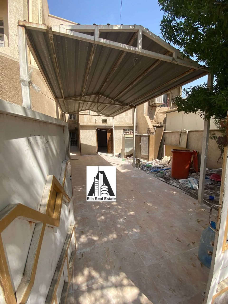 للأيجار في السيدية
بيت كلاسك مساحه 200 متر 
يحتوي على كراج و استقبال ومطبخ وغرف نوم عدد 3 وصحيات ومناور 
( ارضيه جديدة ويحتاج فقط صبغ ) 
الموقع : الاقتصاديين خلف الضريبه ..
الايجار  : مليون قفل 
للاستفسار اكثر *********** حمزة 
مكتب ايليا للعقار

نص مكتوب في الصور:
- Elia Real Estate
