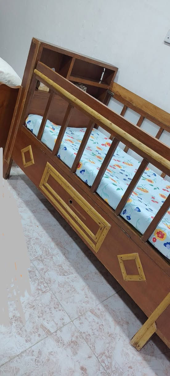 تخت أطفال للبيع
السعر 75000 دينار  وبيه مجال
الطول 1.77سم
العرض 75 سم
الارتفاع 90 سم
على الراغبين الأتصال على الرقم
***********
