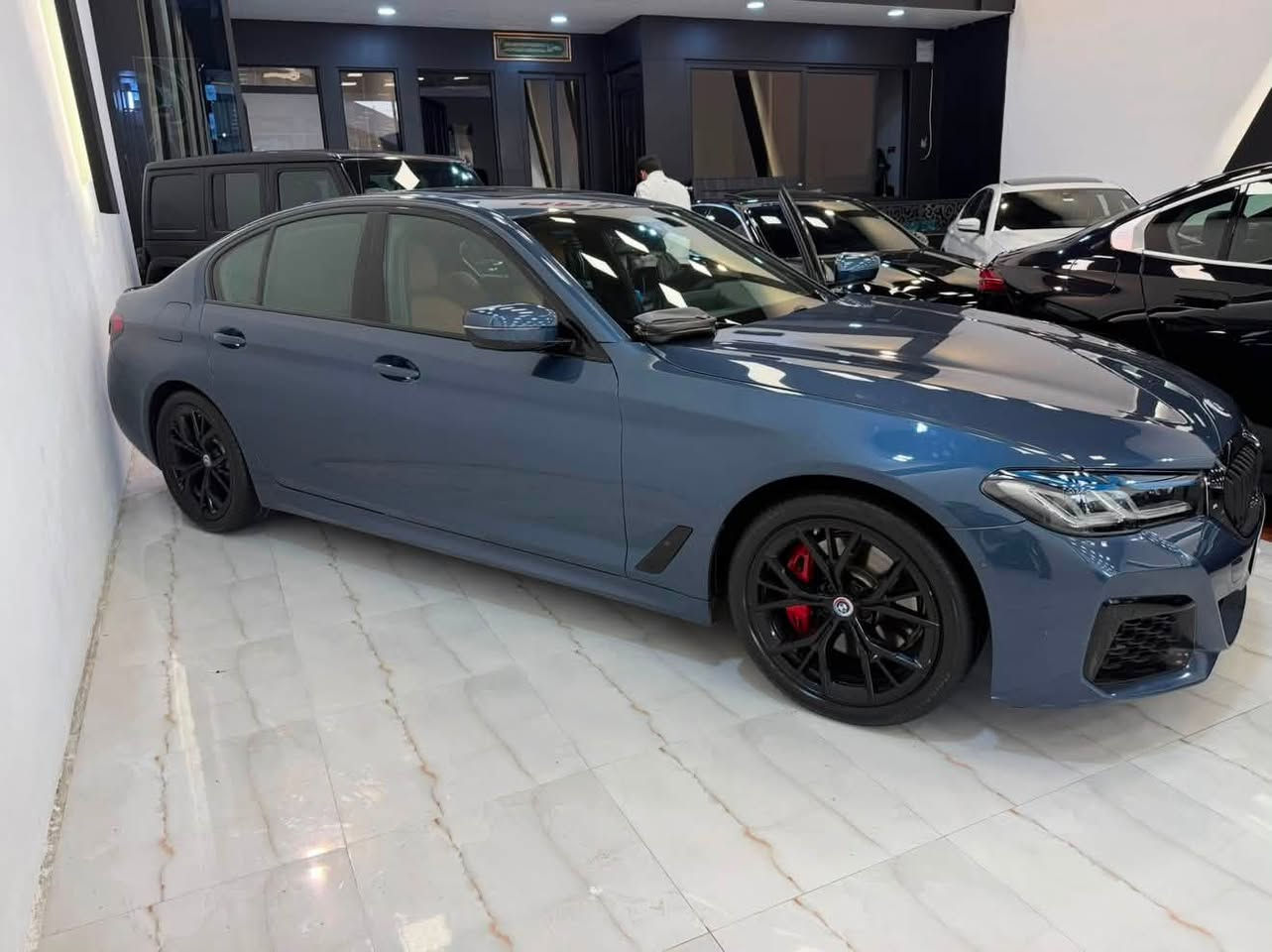 BMW 530i 2023 (M PACKAGE )
((للبيع))
وارد امريكي يوجد فيها 5 قطع صبغ (الضربة من جهة السايق و أضرار الضربة خارجية فقط بدون اي شاصي)
المحرك مكفول من الضرر.
الگير مكفول من الضرر.
ماشية57 الف كيلو .
تخم داير دنلوب اصلي.
السيارة ماتحتاج اي نقوصات جاهزة وكاملة ومصروف عليها 
المواصفات :
* المحرك: 4 سلندر تيربو سعة 2.0 لتر (TwinPower Turbo).
* القوة: 248 حصان.
* العزم: 350 نيوتن.متر.
* ناقل الحركة: أوتوماتيك 8 سرعات Steptronic.
تجهيزات M Package
* صدامات أمامية وخلفية بتصميم M الرياضي.
* جنوط M قياس 19 إنش.
* مقود M رياضي مكسو بالجلد.
* نظام تعليق M Sport.
* توجيه رياضي (Variable Sport Steering).
* تطعيمات Shadowline سوداء حول النوافذ.
* عتبات وأجزاء خارجية بتصميم M Sport. 
الداخلية
* شاشة عدادات رقمية 12.3 إنش.
* شاشة وسطية 12.3 إنش تعمل بنظام iDrive.
* دعم Apple CarPlay وAndroid Auto.
* تشغيل بالبصمة (زر Start/Stop).
* مقاعد كهربائية مع حفظ للذاكرة.
* إضاءة داخلية محيطية (Ambient Lighting).
* شاحن لاسلكي.
* نظام صوتي HiFi أو Harman Kardon . 
أنظمة الأمان
* مثبت سرعة.
* تحذير الاصطدام الأمامي مع الكبح التلقائي.
* حساسات أمامية وخلفية.
* كاميرا خلفية.
* مراقبة النقطة العمياء .
* المحافظة على المسار .
الي يحب يستفسر يتصل على هذا الرقم وأهلاً وسهلاً بي
***********
