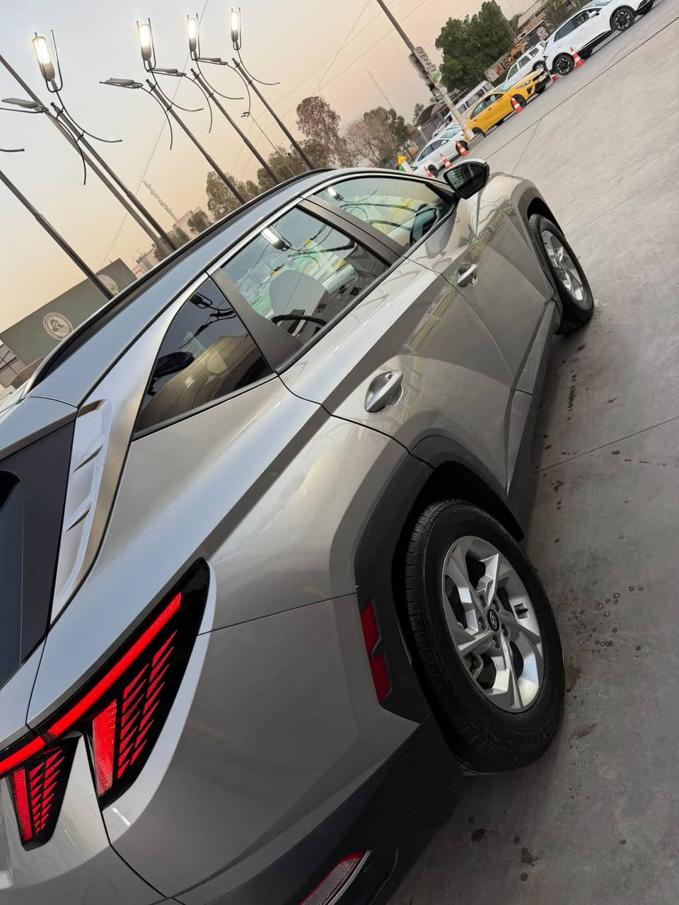 •  محرك 2500 GDI MPI اقتصادي و كير 8 سرع
•  نظام مراقبة النقطة العمياء (Blind-Spot)
•  رادار امامي والتنبيه من حركة المرور الخلفية (رادار خلفي)
•  نظام تحديد المسار و محافظة على المسار (lane assist system)
•  كروز تفاعلي (Adaptive Cruz control)
•  تشغيل ذكي (بصمة) وتشغيل عن بعد.
•  تدفئة في المقاعد الأمامية.
•  كرسي السائق كهربائي مع التحكم بأسفل الظهر.
•  نظام التبريد قطعتين 
•  عليها منظومة غاز zavol ايطالية حكومية رسمية مع ورقتها الصفراء شد جديد
•  (اندرويد اوتو و ابل كار بلي) Android auto & Apple carplay wireless 
و باقي المواصفات المعروفة للتوسان، سيارة نظيفة و نصبتها حلوة و مناقصها شي، حادثها جانبي مذكور بالصور نفس القطع معدلة عالبارد
165 و بيها مجال للشراي
***********
