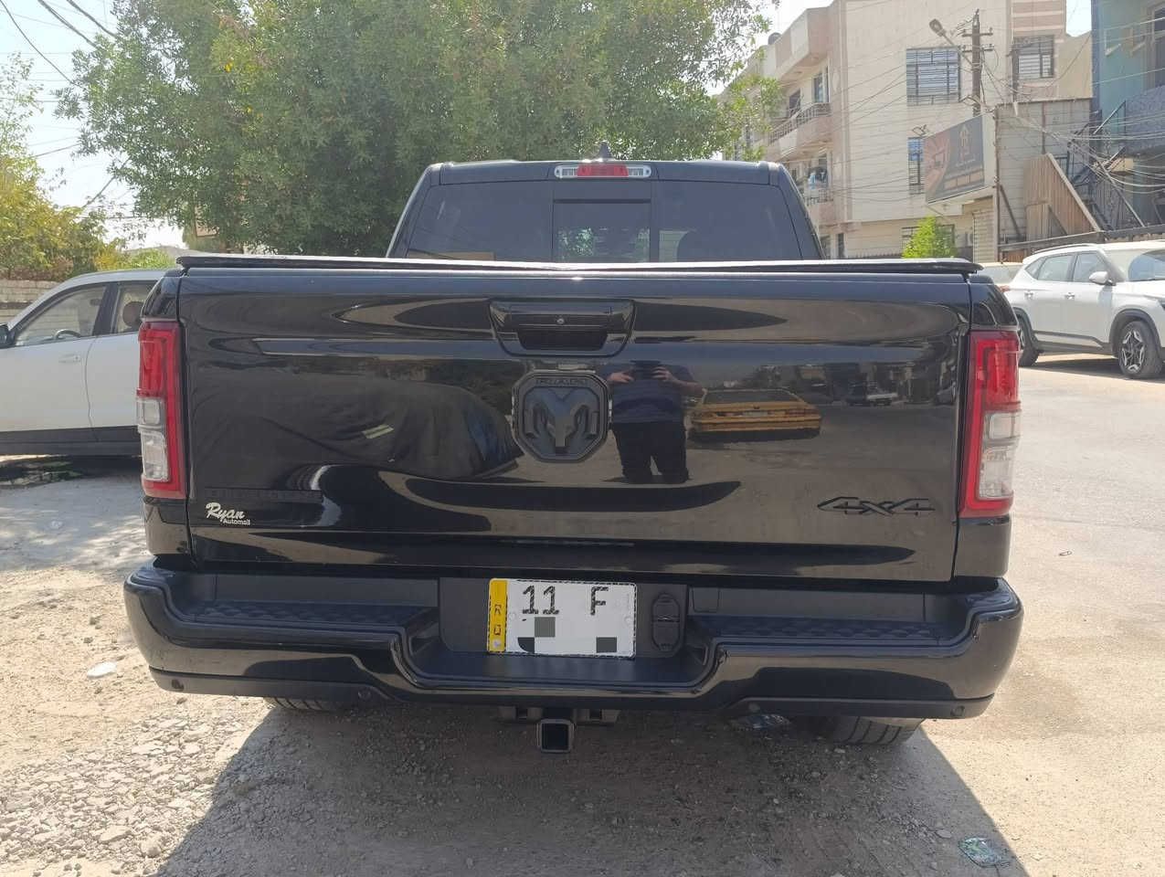 للبيع: رام 1500 بيج هورن (RAM 1500 Big Horn) موديل 2023
المواصفات الفنية:
 * المحرك: V6 بسعة 3.6 لتر Pentastar مع تقنية eTorque.
 * ناقل الحركة: أوتوماتيك 8 سرعات.
 * نظام الدفع: 4x4 (دفع رباعي).
 * المسافة المقطوعة (العداد): 48,000 كم.
التجهيزات والتقنيات المميزة:
 * مواصفات الراحة والتدفئة:
   * تدفئة مقاعد.
   * تدفئة ستيرن ض
   * مقعد السائق تحكم كهربائي.
   * فتحات تكييف خلفية.
 * أنظمة التوفير والتقنيات:
   * نظام التوقف الذكي Auto Stop/Start (لتوفير الوقود).
* توقف ذاتي 
   * شاشة عملاقة  تسلا  تعمل باللمس.
   * تدعم Apple CarPlay و Android Auto.
   * تشغيل عن بُعد + بصمة تشغيل ودخول ذكي.
   * تحكم كامل من المقود + مثبت سرعة.
 * الأمان والحساسات: حساسات أمامي وخلفي، كاميرا خلفية، نظام مراقبة ضغط الإطارات.
 * الحالة العامة: السيارة بحالة ممتازة، ومرفق تقرير السونار الكامل مع الصور.
 * السعر المطلوب: 270 ورقة 
رقم السياره بغداد الجديد
مكان السياره بغداد الصليخ شارع 600
للتواصل ***********
