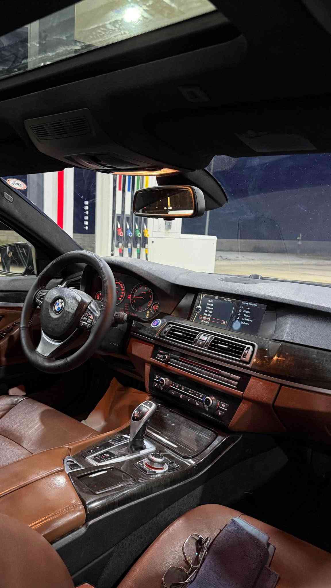 ***********
BMW f10 530M 2010
شکڵی دەرەوەی کراوە بە M5 مواسەفاتی فوولە مەکینەی ٣٠ نۆزل کورت .چواردوگمەیە ( داتاشۆ - دەرگا شەفت -360 دەرەجە ڕادار و حاسەو کامێرا - خەتی جادە - هەزازی سوکان - پێنج پەردە - لایت داینامیک - سلایت - سنوقی دواوە کارەبای و شەفت- دەسکی دەرگا بەسمە و لید - ئاوێنە شەفت و هیتەر و ڕادار - شاشە گەورە - سوکانی M و شەفتی سەر سوکان - ویلی ١٩ ئینجی بیلادی M5 دوو سایز -سێ مۆدی لێخورین - کامل کراوە بە ڕەشی مات بە لەزگەی اسڵی - سالۆنسای دەسکاری - یەک ژێر دەرگای دواوەی پەمپە - گێڕ و مەکینەو کارەبای بە شەرت نرخی 165 گەلاو مەعامەلە السليمانية, العراق
